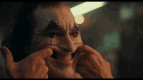 Joaquin Phoenix. . Joker smile gif